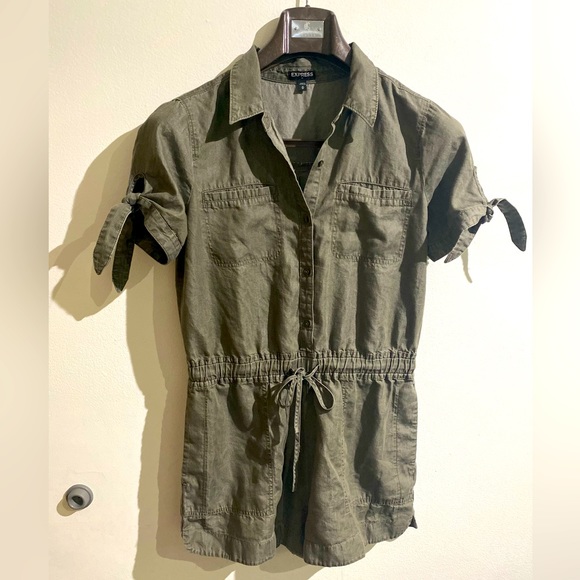 EXPRESS -Utility Style Short Jumpsuit. Size Medium NWOT - Picture 1 of 6
